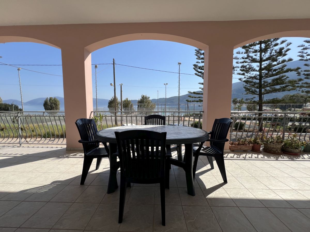 2 bedroom sea view apartment in Karavomilos for long term rent